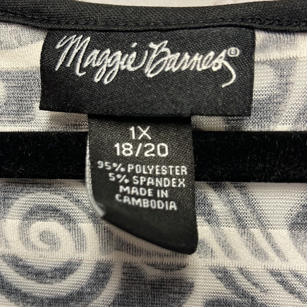 Plus Woman’s Sleeveless Blouse - Picture 9 of 11